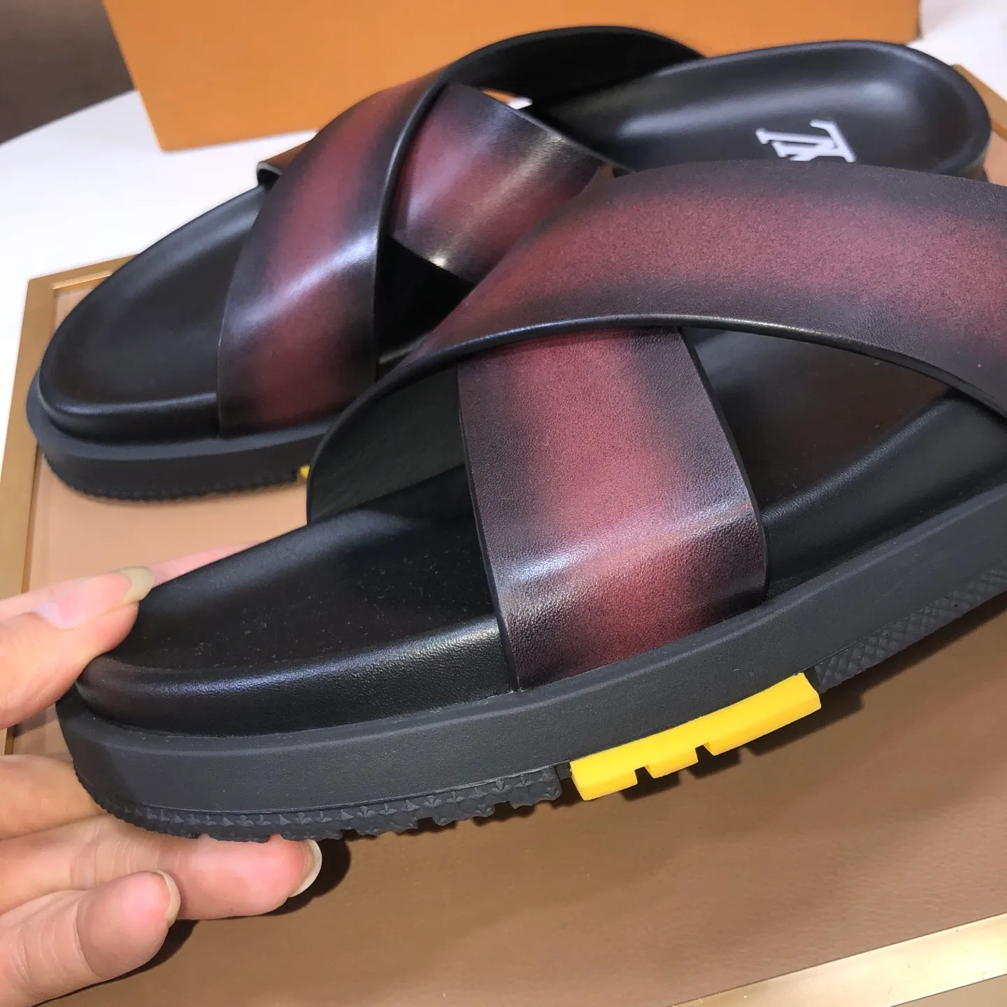 Men's shoes 💰400💰 [Louis Vuitton LV slippers] (high-end cowhide) counter 1:1 fashion style, a must-have for summer! The designer used LV’s iconic outsole. The original simple slippers instantly become fashionable! The upper is made of flexible special cowhide leather straps alternately, and the workmanship is exquisite! A must-have for stylish men in summer, size 38-45 (45 customized)